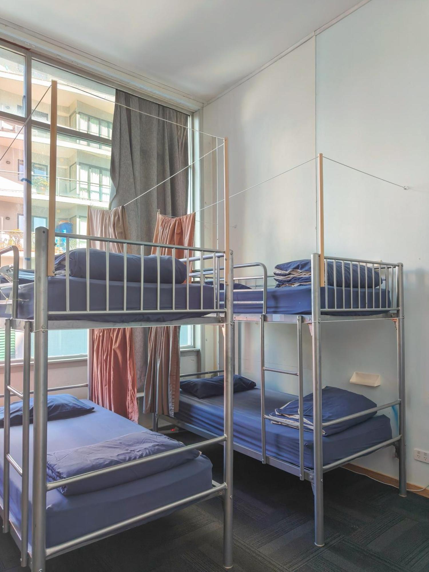 Metro Adventurer Backpackers Hostel *